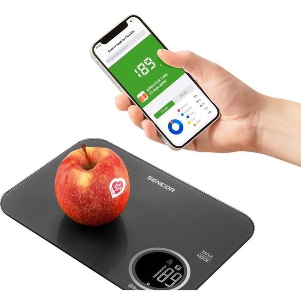 Ein roter Apfel liegt auf einer Sencor Digitalwaage. Eine Hand hält ein Handy mit Apfelinfos.