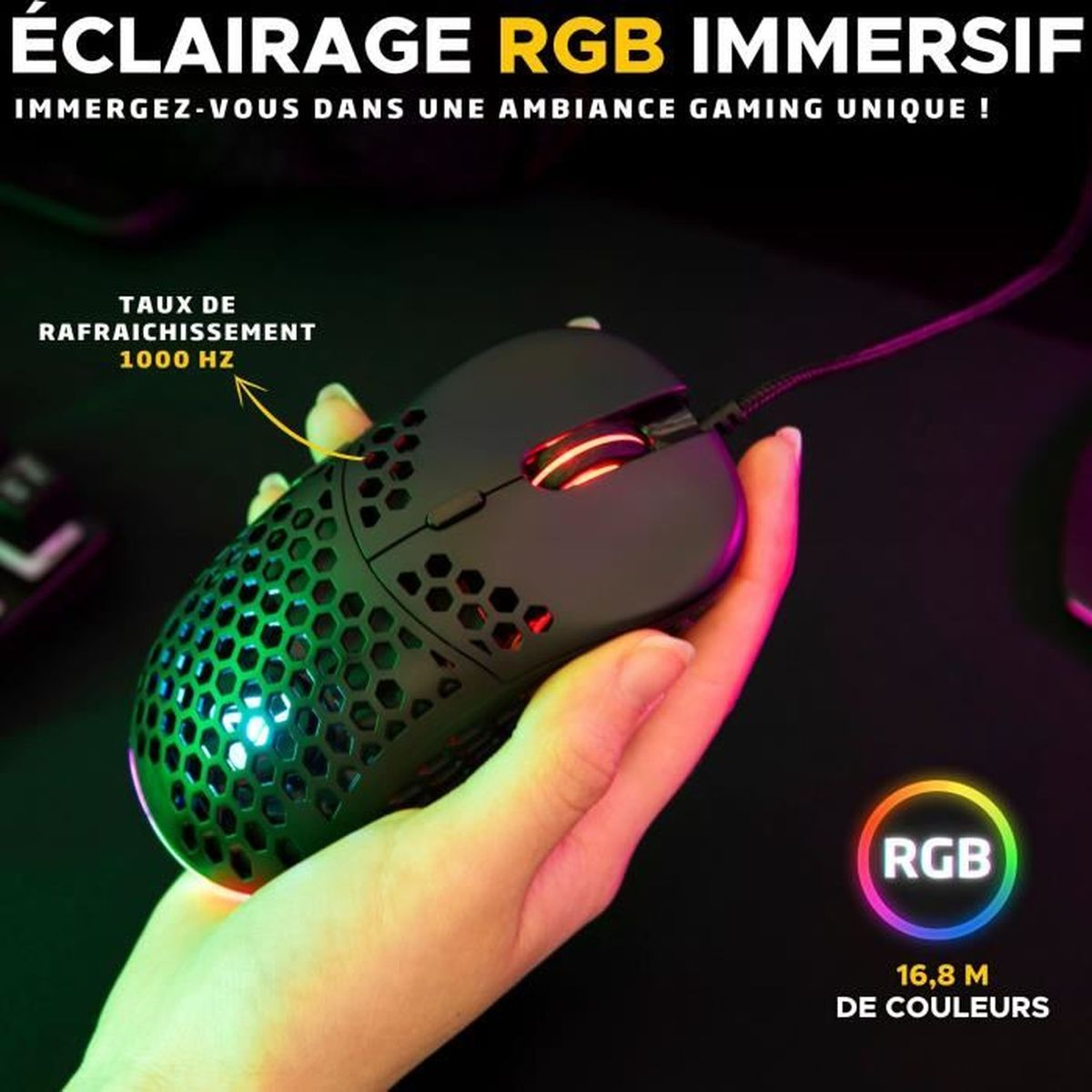 Eine Hand hält eine schwarze Gaming-Maus mit RGB-Beleuchtung und Wabenmuster.