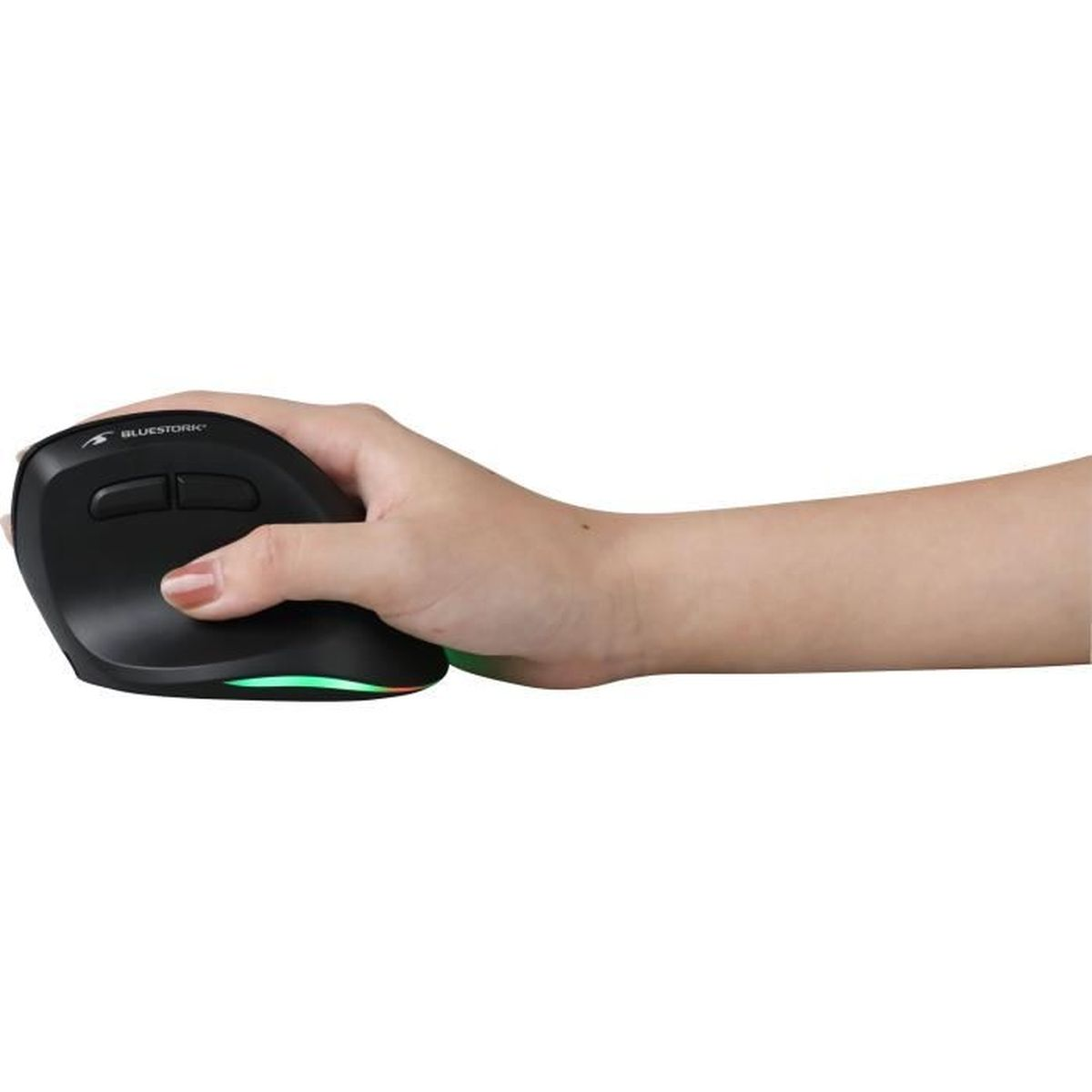 Hand hält eine schwarze ergonomische Maus mit farbiger LED-Beleuchtung am unteren Rand.