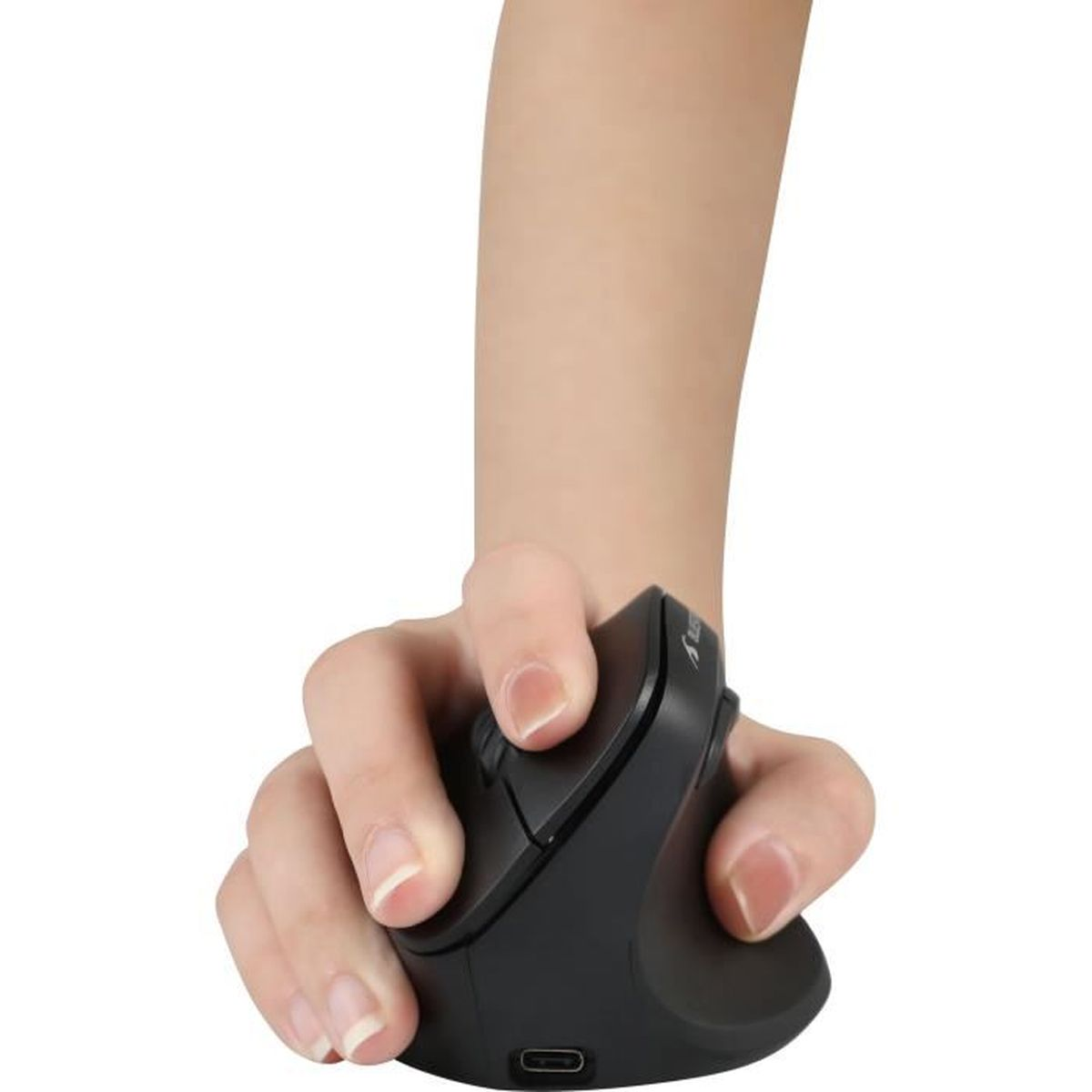 Eine Hand hält eine vertikale schwarze Maus mit einem USB-C-Anschluss.
