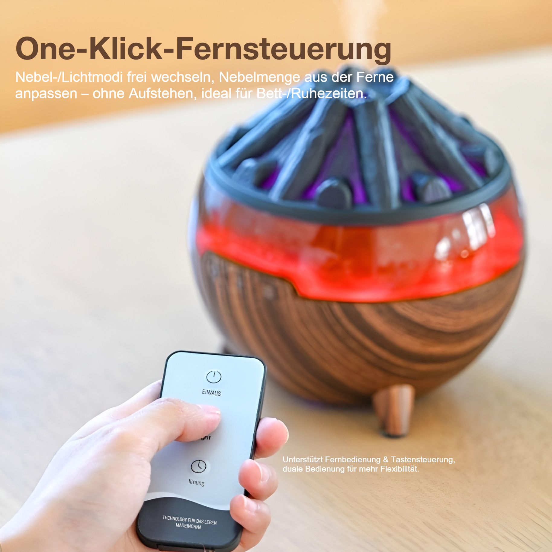 Eine Hand hält Fernbedienung vor Diffusor mit Holzmaserung und roten Lichtern.
