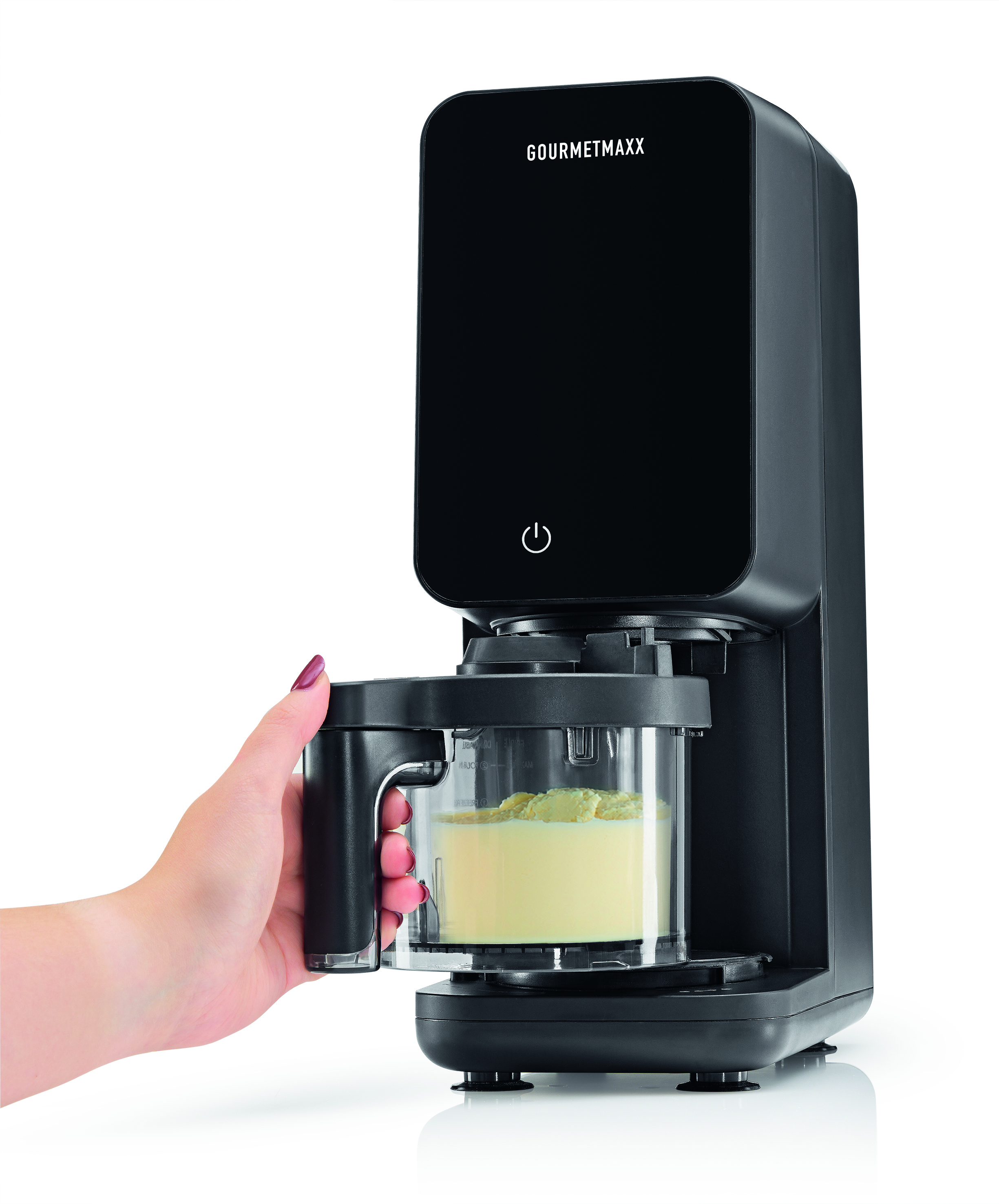 Schwarzer Gourmetmaxx Mixer mit Glasbehälter, gefüllt mit gelbem Inhalt.
