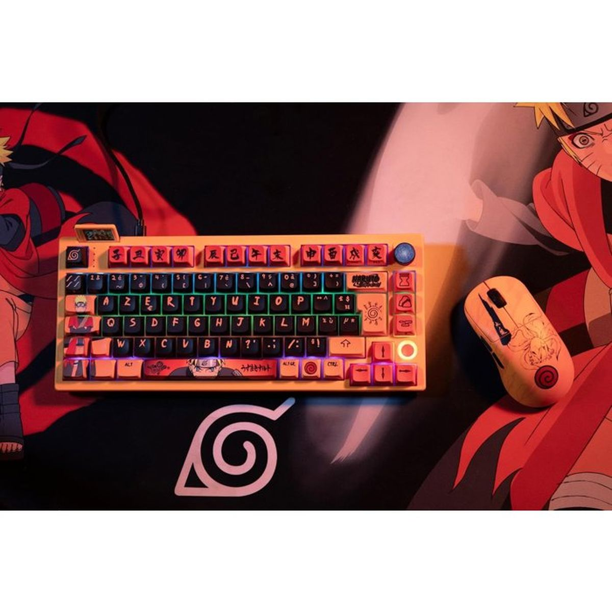 Ein gelbes Naruto-inspiriertes Tastatur- und Mausset mit Anime-Motiven liegt auf einer schwarzen Matte.