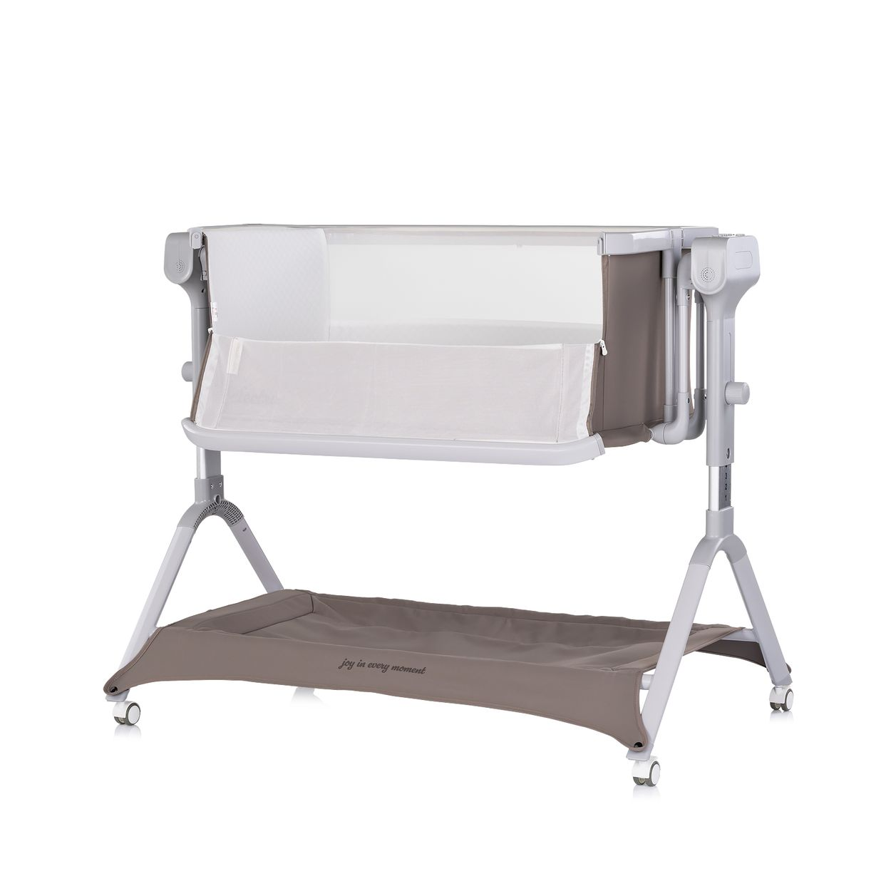 Ein graues und weißes Babybett mit Rollen und einem Aufbewahrungsfach.