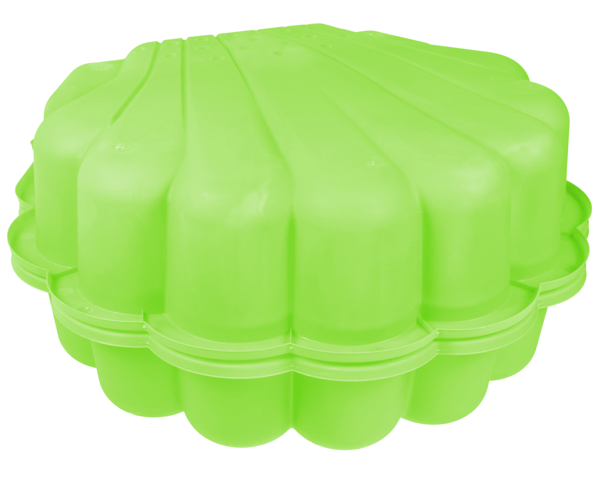 Eine leuchtend grüne Sandform in Muschelform, isoliert auf weißem Hintergrund.