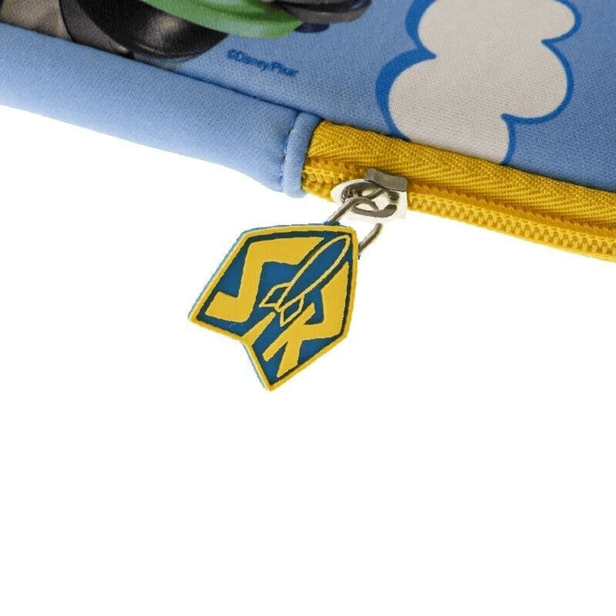 Blaue Tasche mit gelbem Reißverschluss und Raketenanhänger. Disney Pixar Logo.