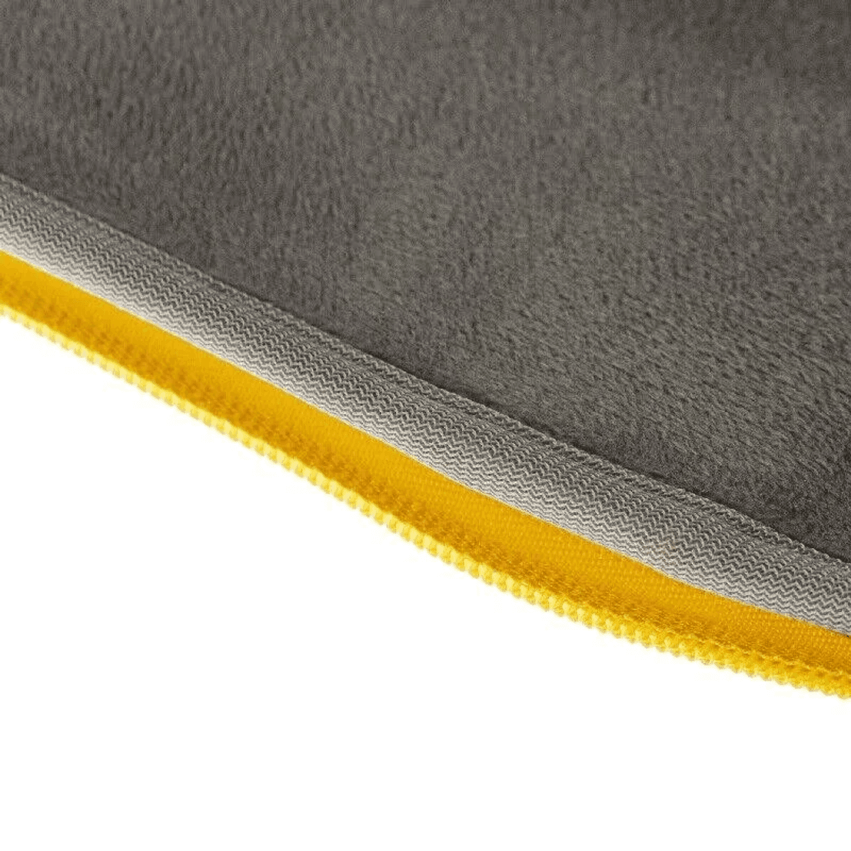 Grauer Fleece mit gelbem Rand und Zickzack-Naht. Nahaufnahme.