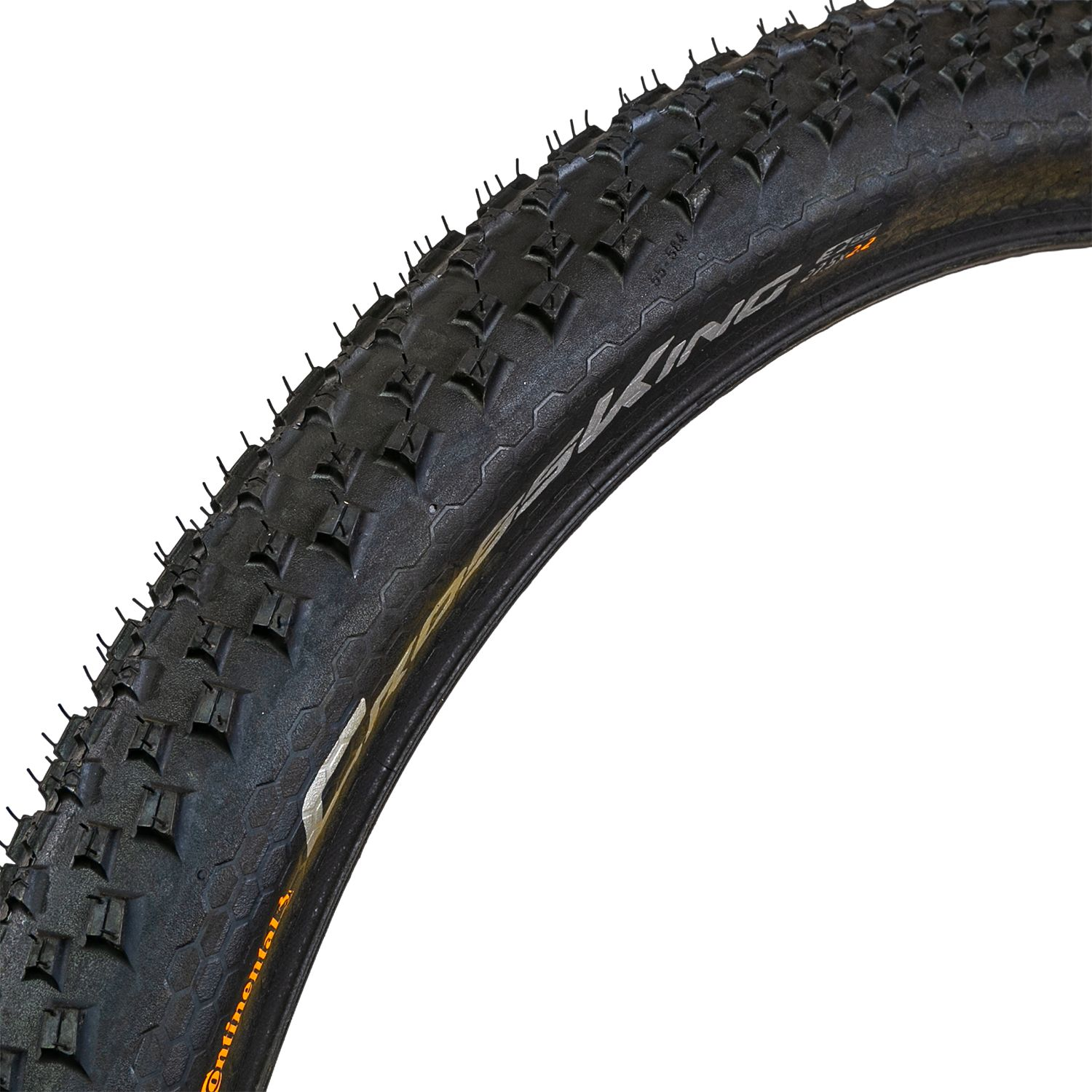 Nahaufnahme eines schwarzen Mountainbike-Reifens mit aggressiven Stollen und sichtbarer Continental-Marke.