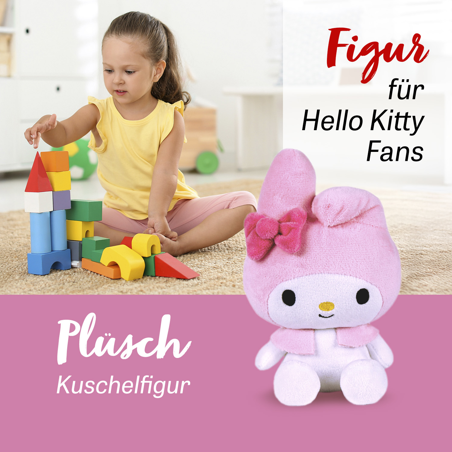 Ein Mädchen baut mit bunten Holzklötzen, daneben eine My Melody Plüschfigur.