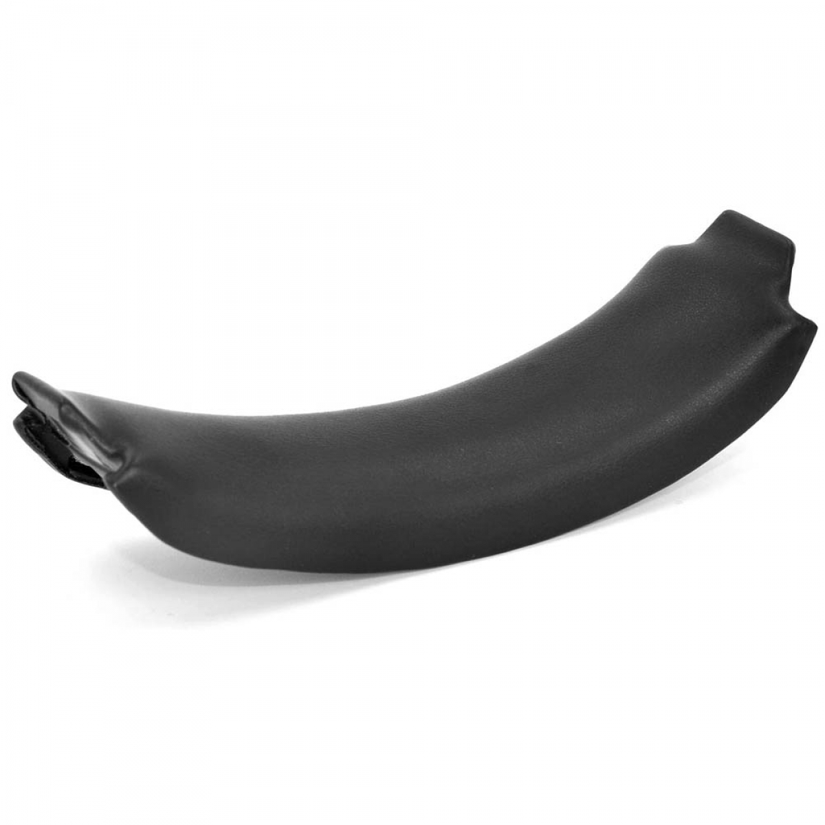 Schwarzes, gebogenes Polsterteil auf weißem Hintergrund.