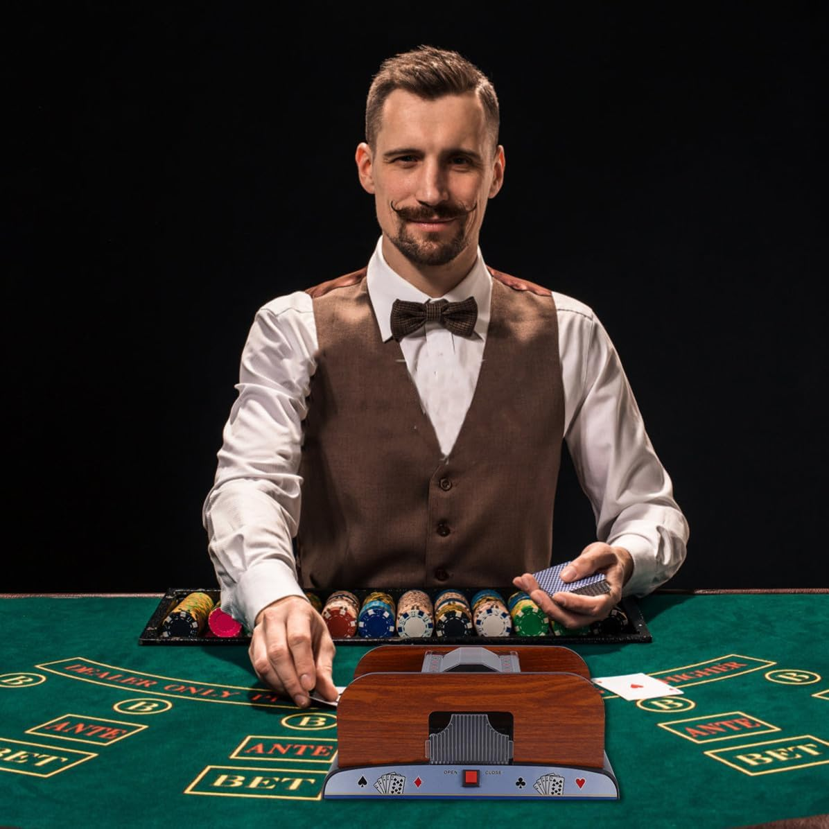 Ein Dealer in Weste und Fliege sitzt an einem Pokertisch mit Chips und Karten.