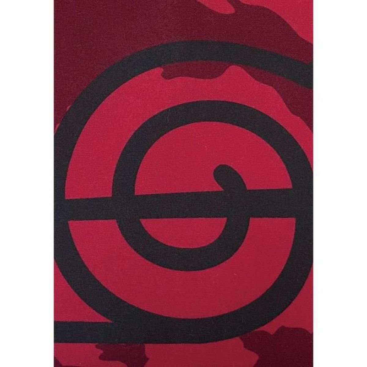 Rotes Tarnmuster mit schwarzem Wirbel-Symbol. Nahaufnahme.