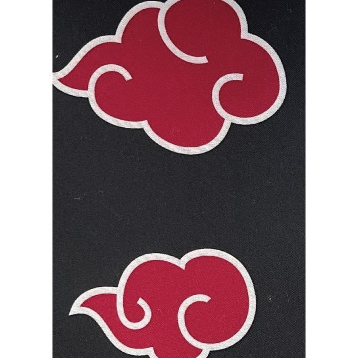 Zwei rote Wolken mit weißem Rand auf schwarzem Hintergrund.