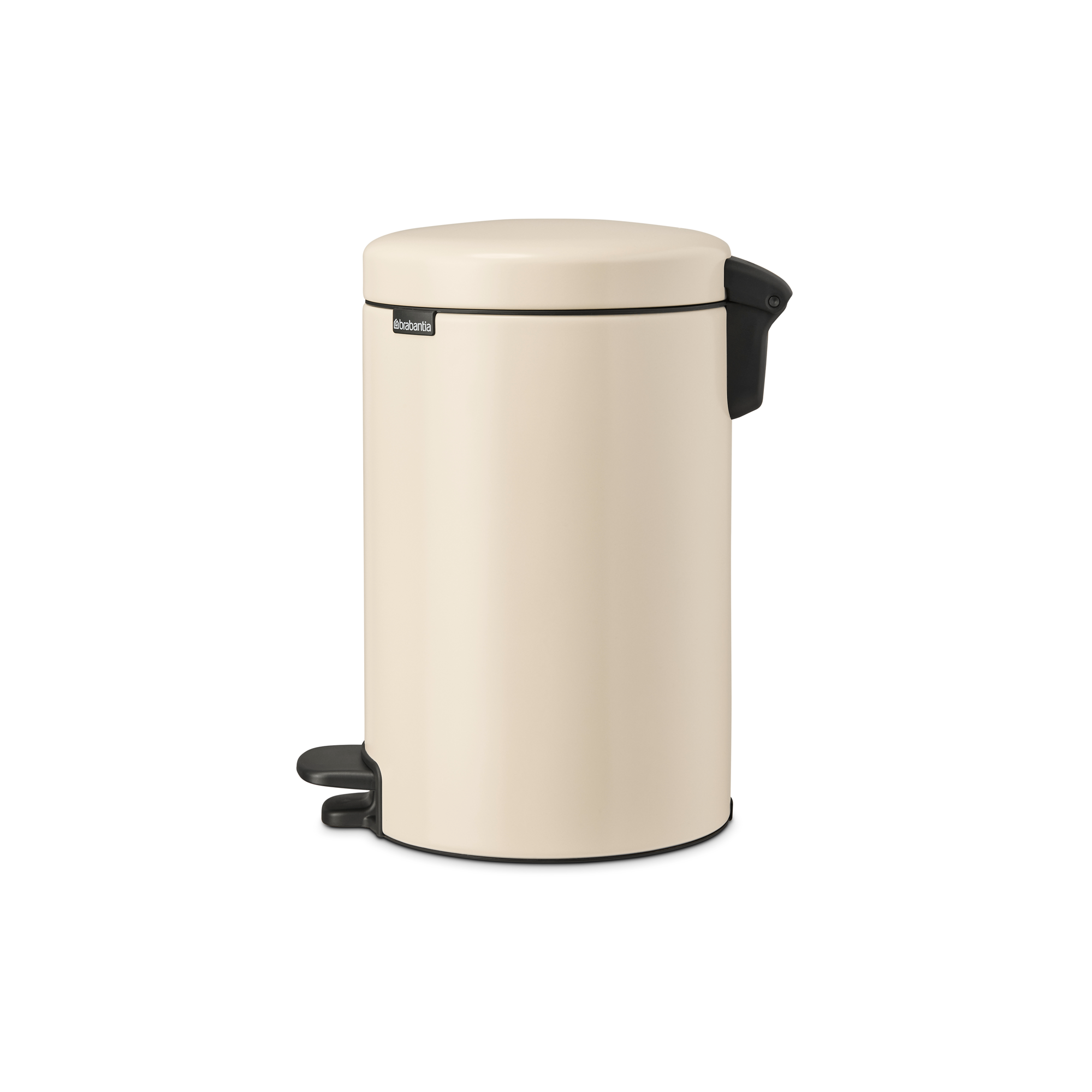 Eine cremefarbene Brabantia-Tretmülleimer mit schwarzem Deckel und Pedal.
