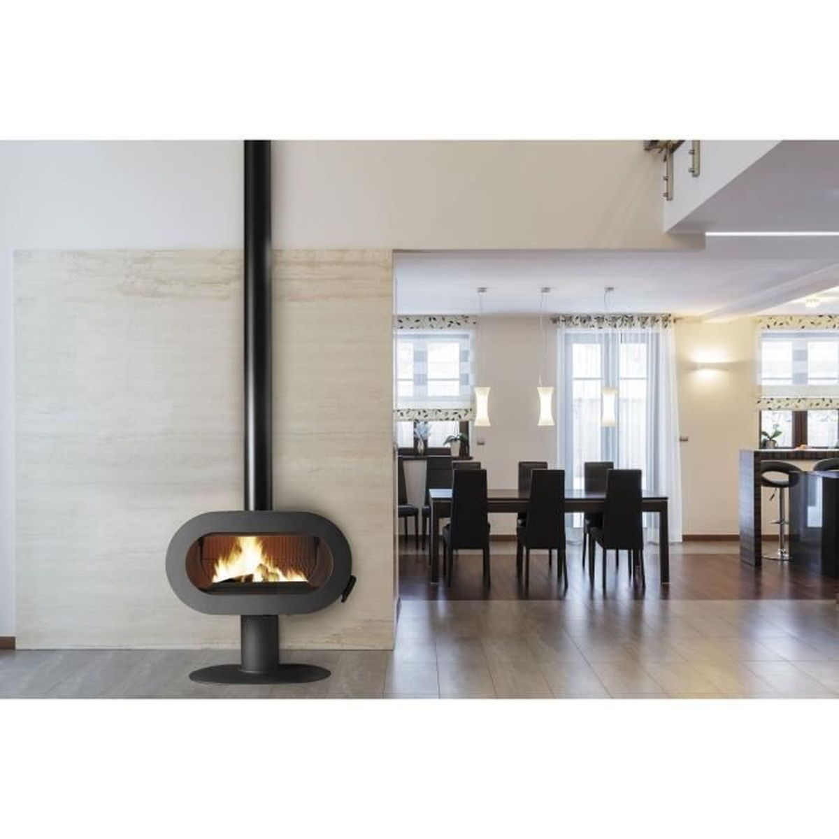 Ein schwarzer Holzofen mit brennendem Feuer steht in einem modernen Wohnzimmer mit Essbereich.