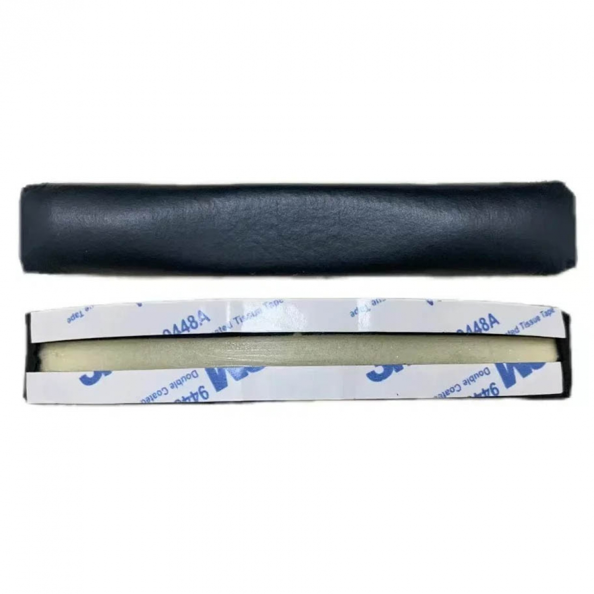 Schwarzes Schaumstoffpolster mit doppelseitigem Klebeband, '3M 9448A'.