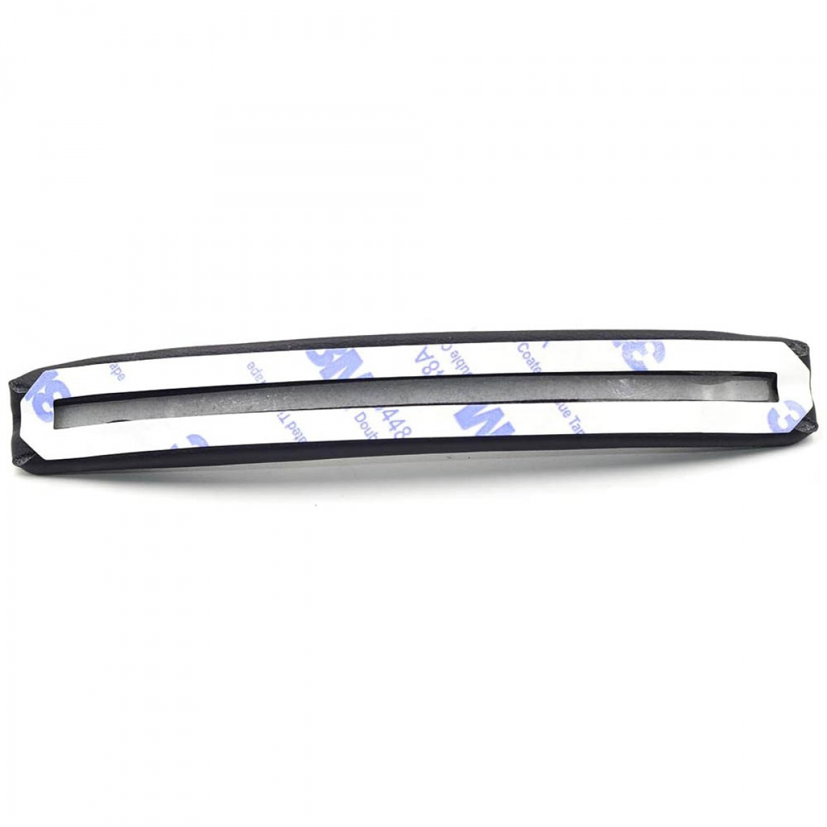 Schwarzer Streifen mit Klebeband und weißem Aufdruck, auf weißem Hintergrund.