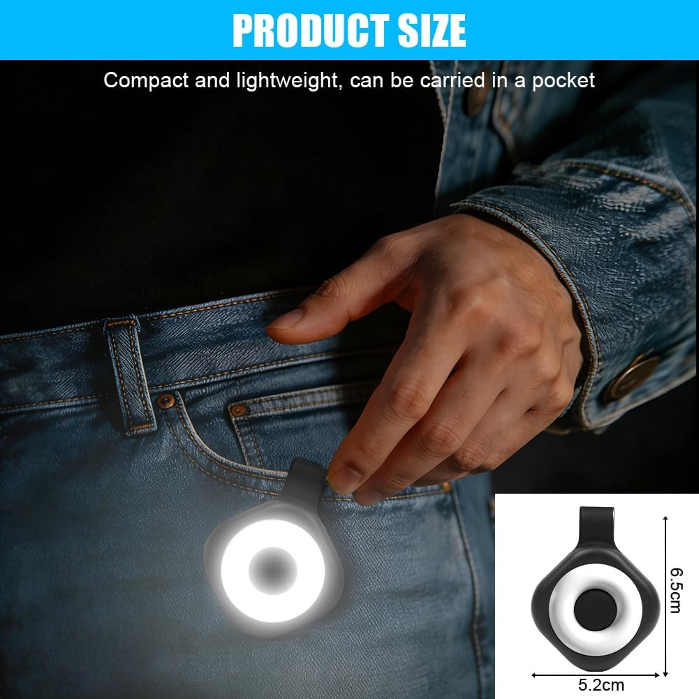 Ein Mann steckt eine kleine, runde Taschenlampe mit Clip in seine Jeanstasche.