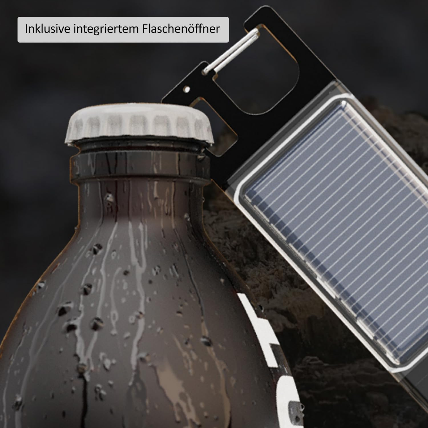 Ein kühles, nasses Bier mit einem Solar-Flaschenöffner daneben.