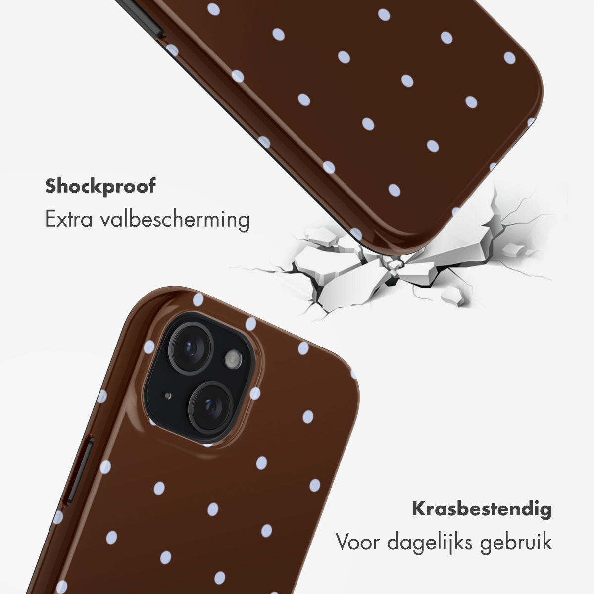 Bruine telefoonhoes met stippen die op gebroken grond valt.