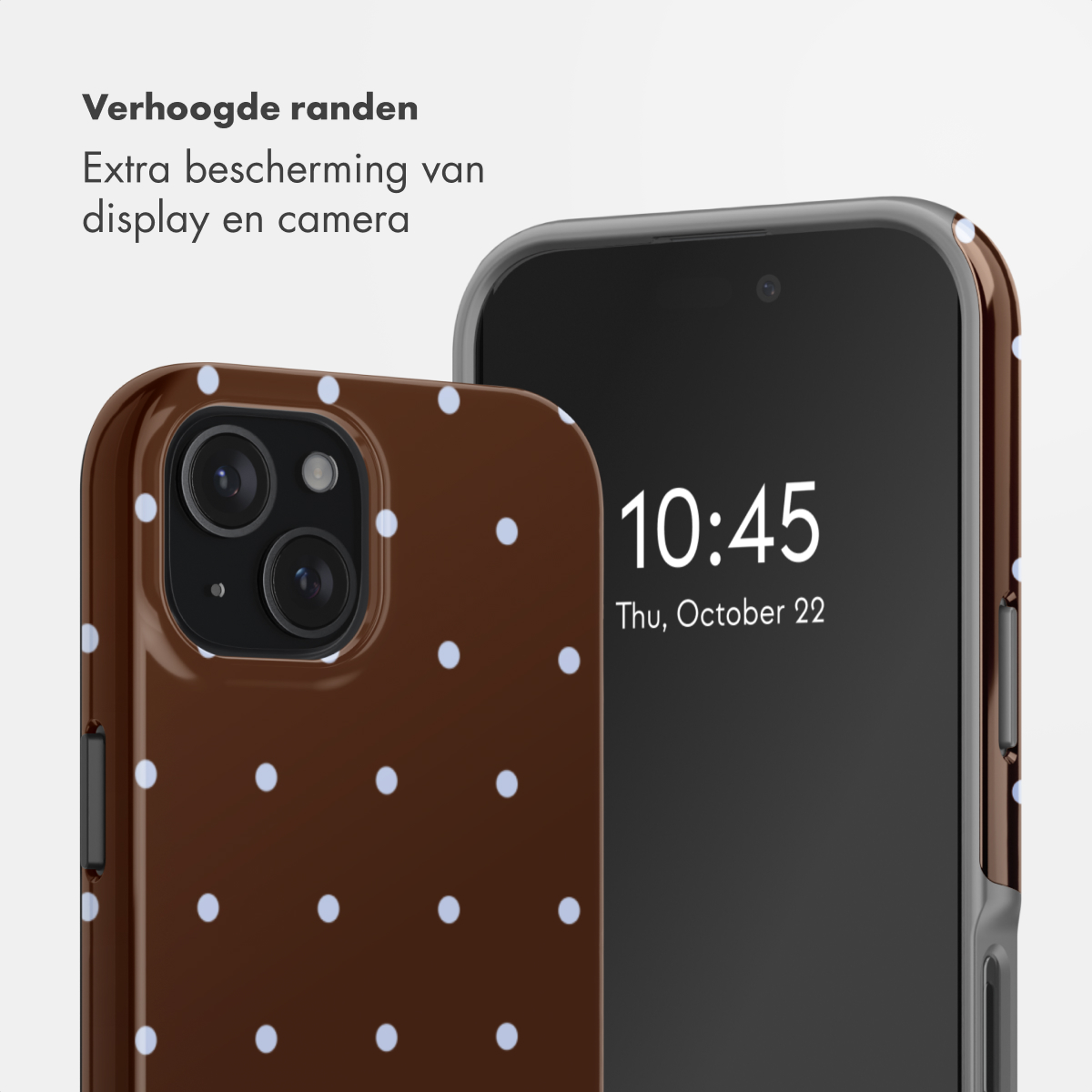 Bruine telefoonhoes met witte stippen naast een smartphone met 10:45 erop.