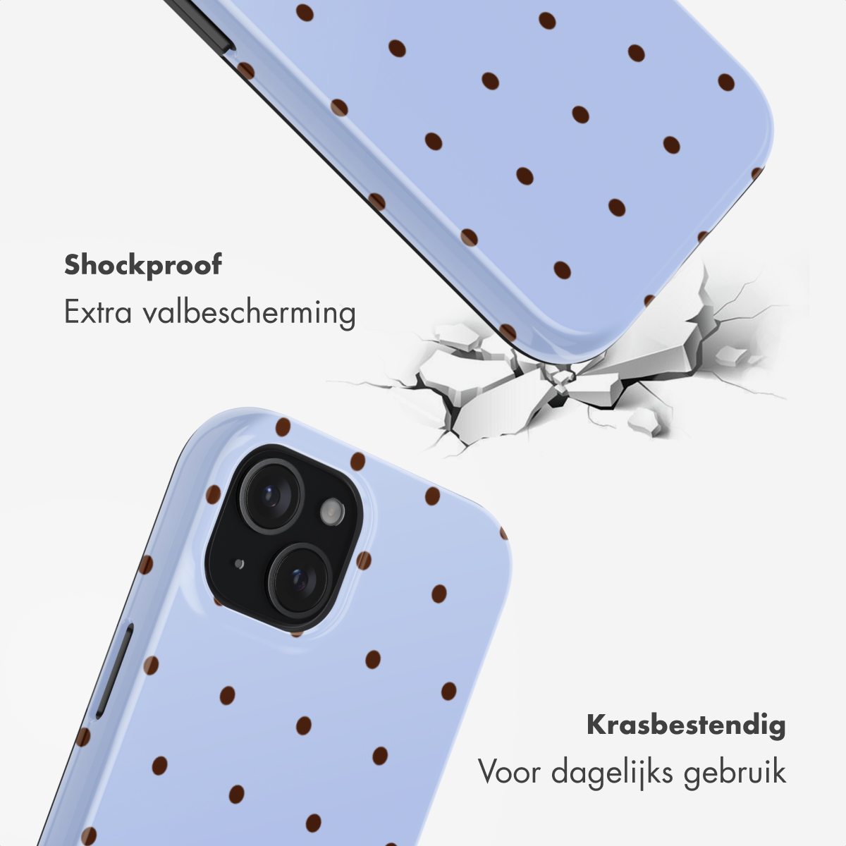 Een lichtblauwe telefoonhoes met bruine stippen die op gebarsten grond valt.