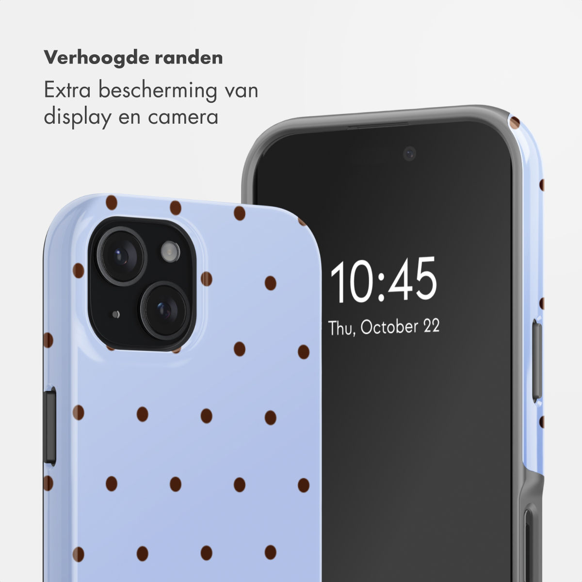 Een lichtblauwe telefoonhoes met bruine stippen en een smartphone.