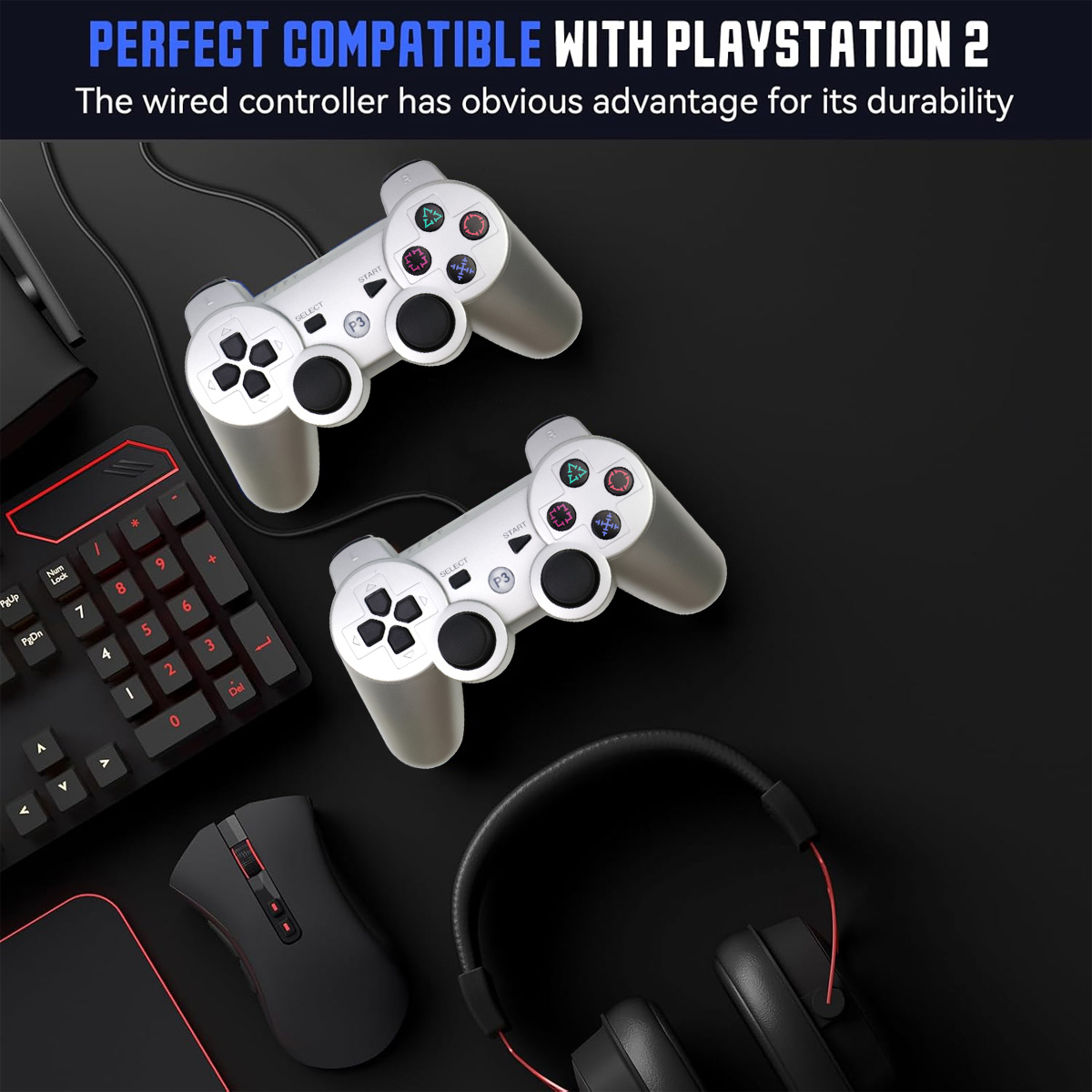 Zwei weiße Controller, Tastatur, Maus und Kopfhörer liegen auf schwarzem Hintergrund.