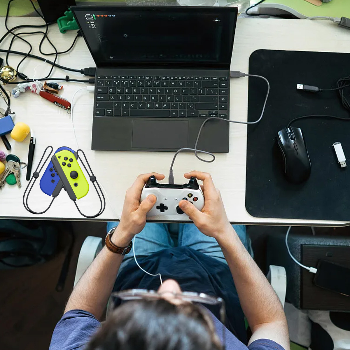 Eine Person spielt ein Videospiel mit einem Controller, der an einen Laptop angeschlossen ist.