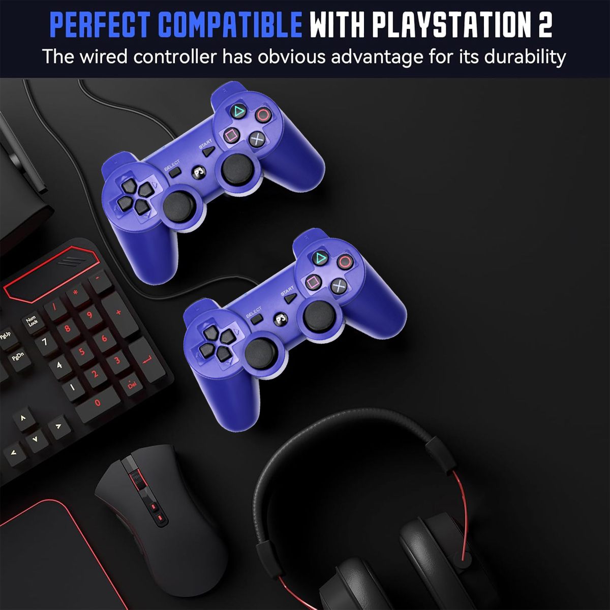 Zwei blaue Controller, eine Tastatur, eine Maus und Kopfhörer liegen auf schwarzem Untergrund.