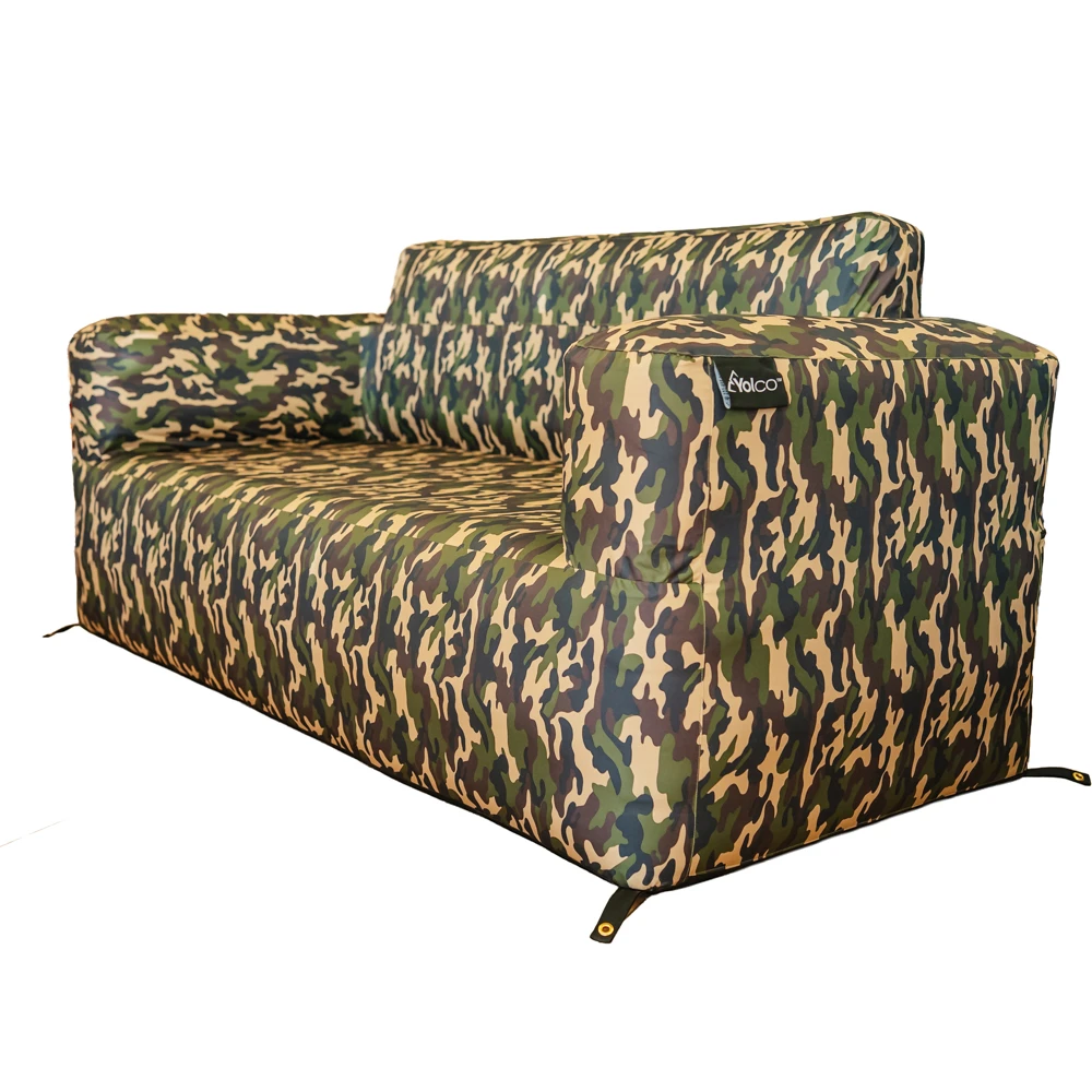 Nadmuchiwana sofa z wzorem kamuflażu w kolorach brązowym, zielonym i czarnym na białym tle.