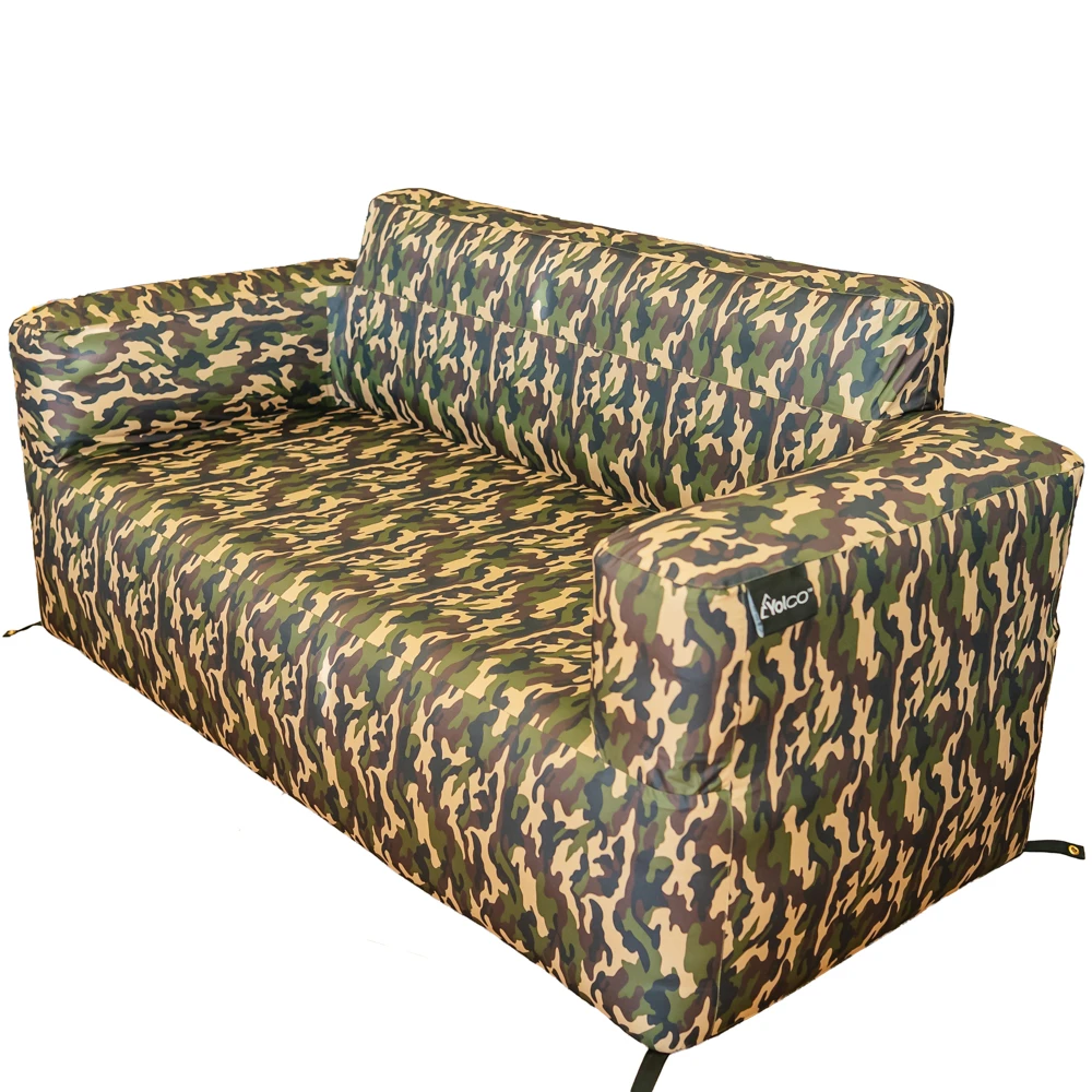 Sofa w kamuflażu z odchylanym oparciem i podłokietnikami, na białym tle.