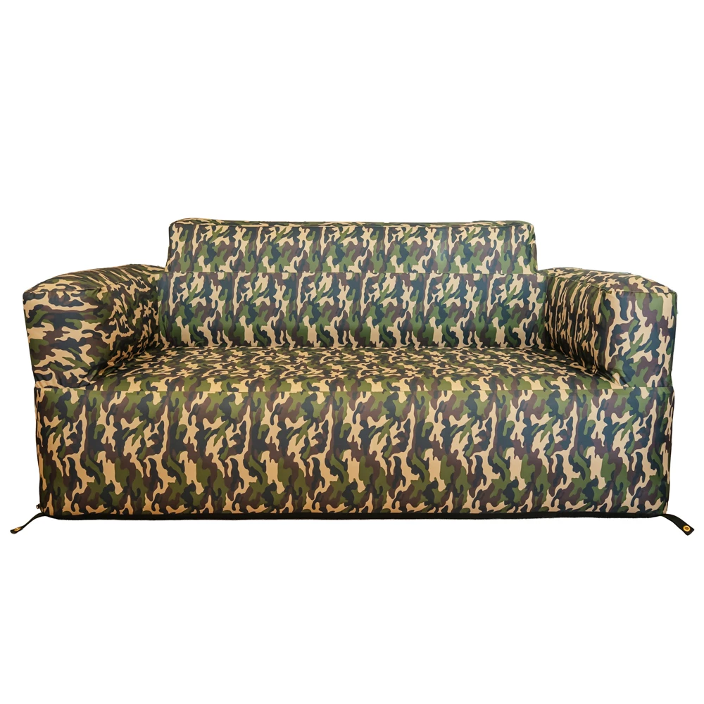 Nadmuchiwana sofa z wzorem kamuflażu w odcieniach zieleni, brązu i czerni.