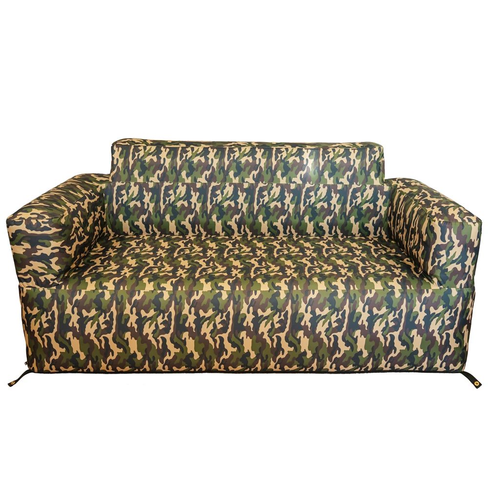 Nadmuchiwana sofa z kamuflażowym wzorem w kolorach zielonym, brązowym i czarnym.