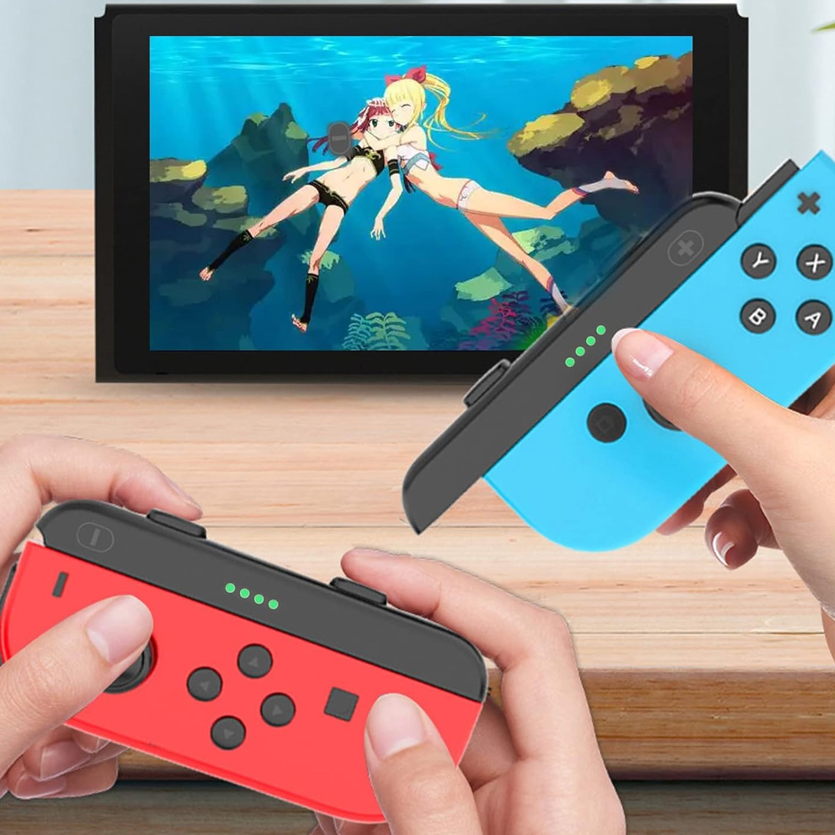 Hände halten rote und blaue Controller, während Anime-Figuren im Wasser spielen.