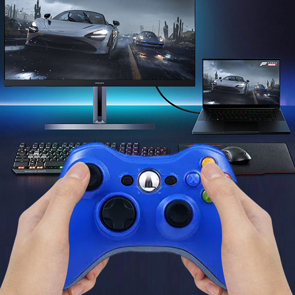 Hände halten einen blauen Controller vor einem Monitor mit Rennspiel.
