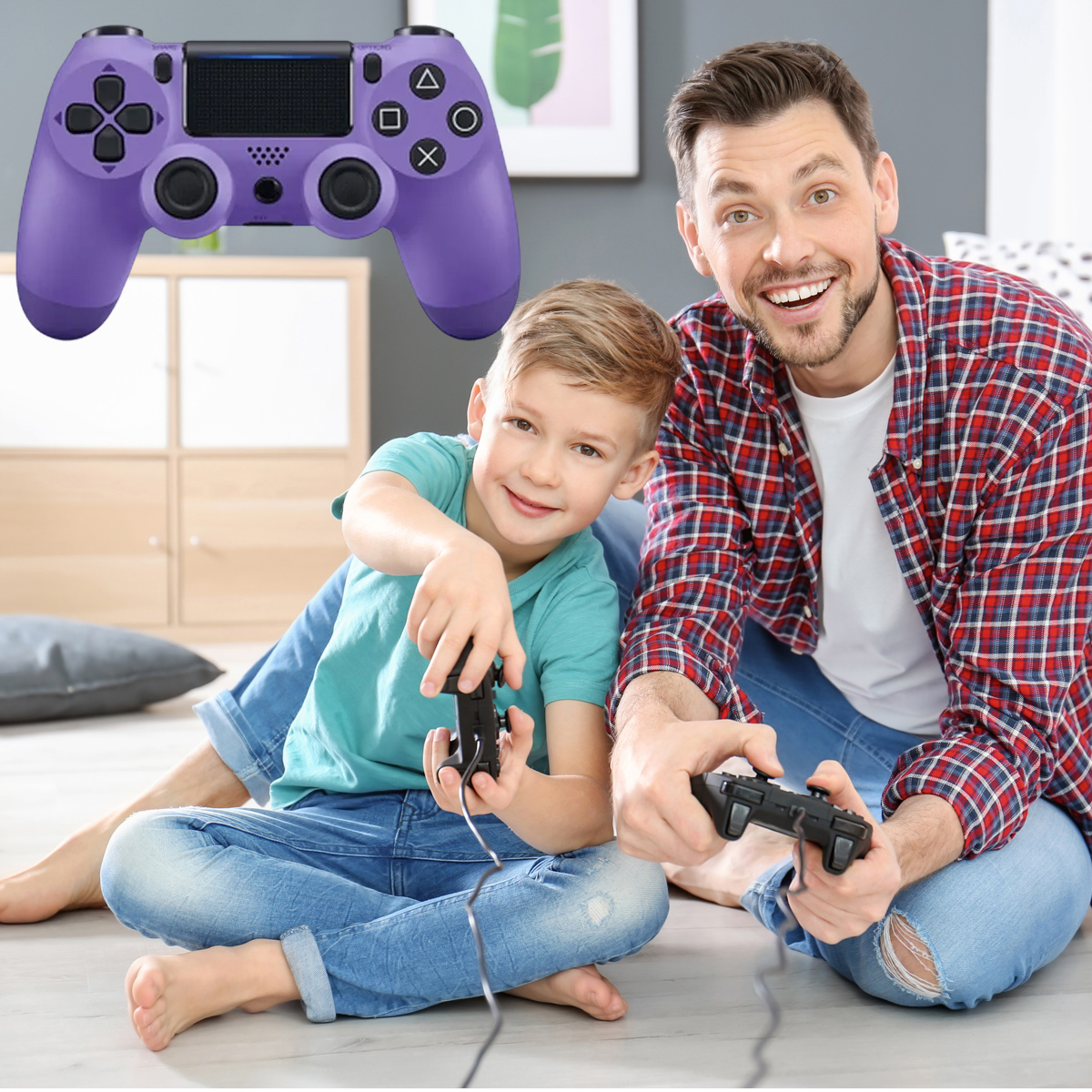 Ein Mann und ein Junge spielen Videospiele mit Controllern auf dem Boden.