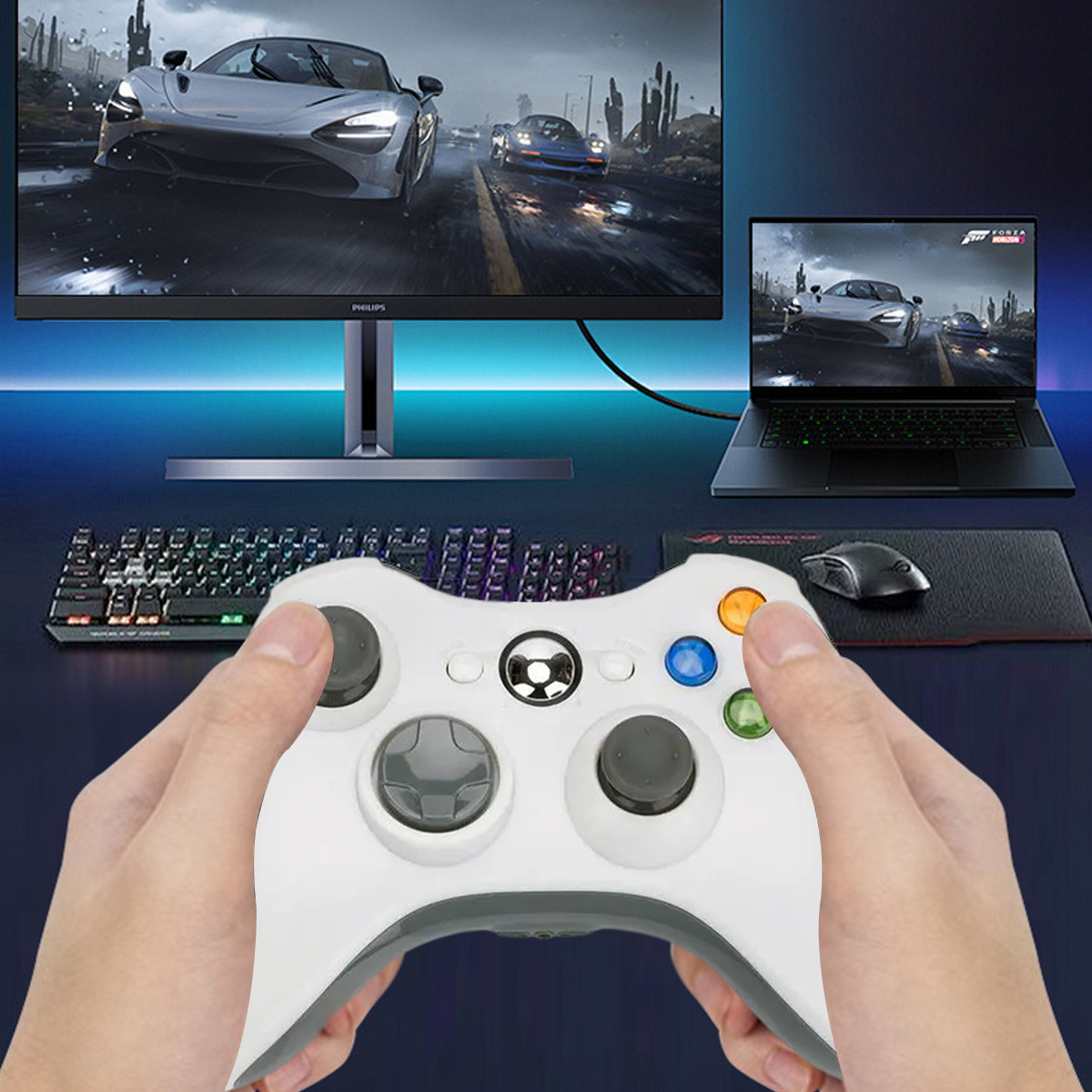 Eine Person hält einen weißen Controller, vor einem Monitor mit Rennspiel.