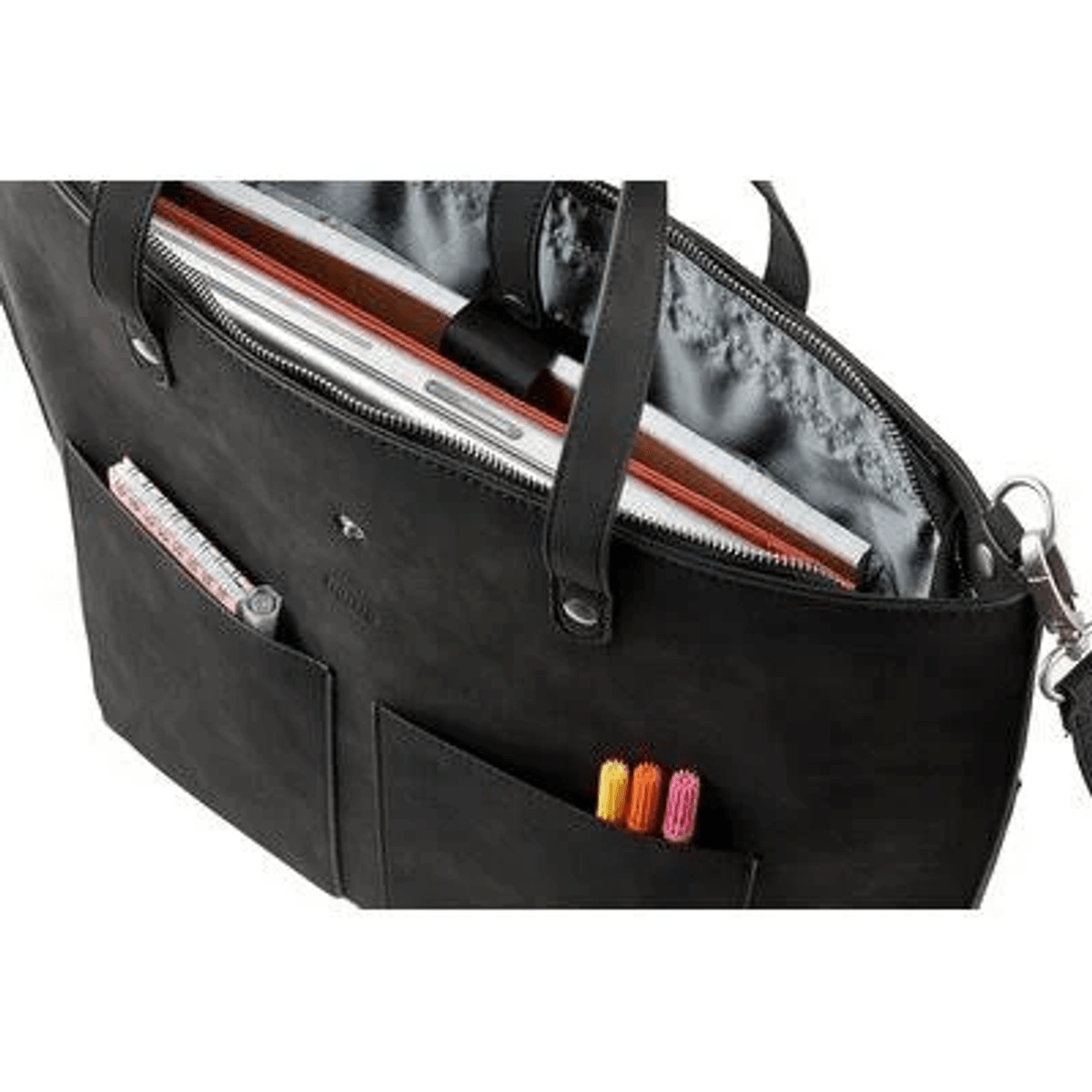 Borsa in pelle nera con laptop, taccuino e penne nelle tasche esterne.