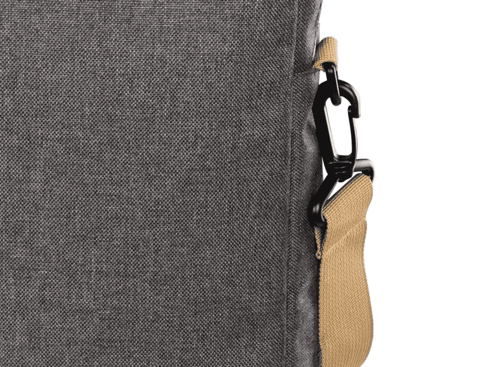 Graue Tasche mit braunem Gurt und schwarzem Karabinerhaken.