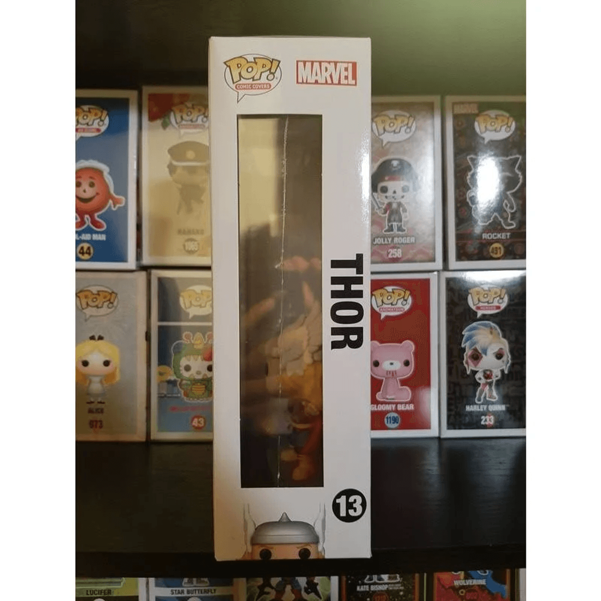 Figura Funko Pop! Thor in scatola, altre figure visibili sullo sfondo.
