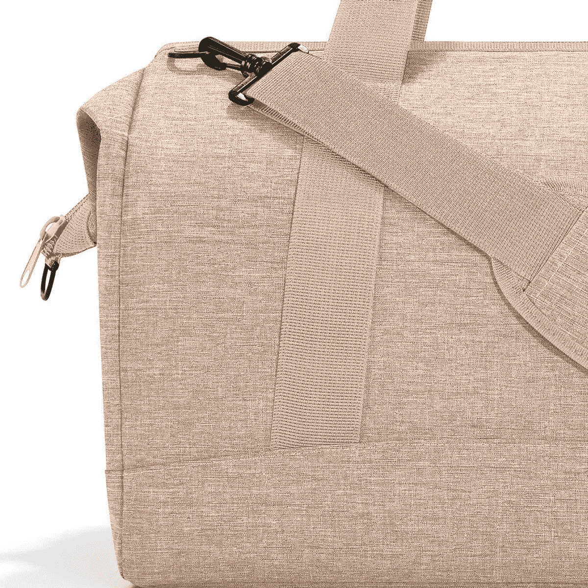 Una bolsa de lona beige con correa ajustable y cremallera.