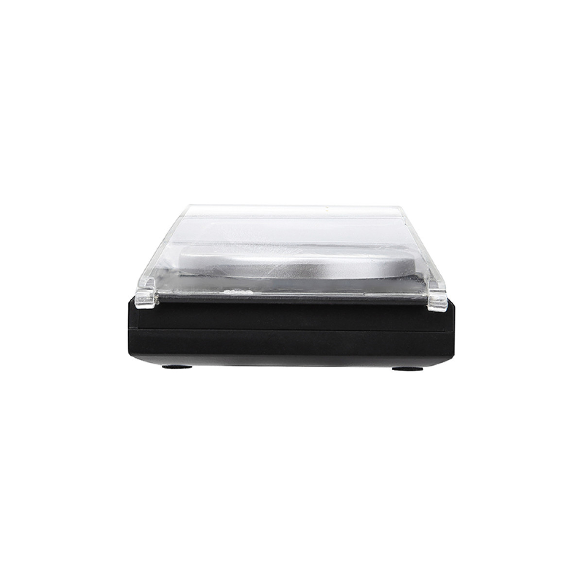 Eine schwarze Digitalwaage mit transparenter Abdeckung und silberner Wiegefläche.
