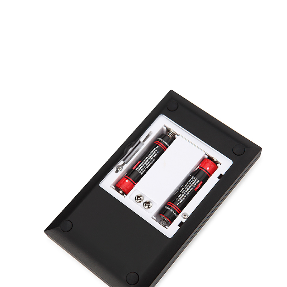 Rückseite eines schwarzen Geräts mit Batteriefach und zwei eingesetzten Batterien.