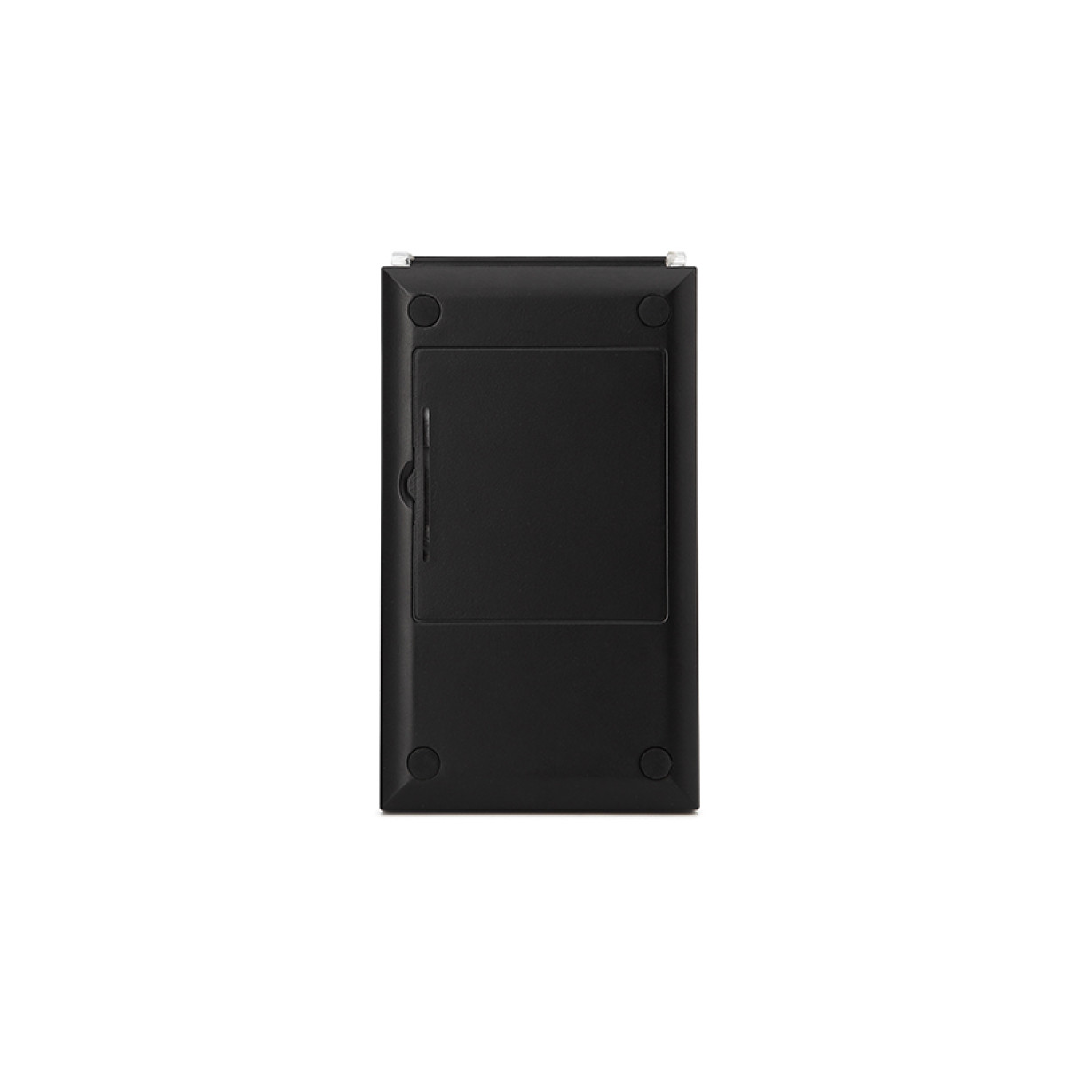 Die Rückseite eines schwarzen Geräts mit einem Batteriefachdeckel und vier Gummifüßen.