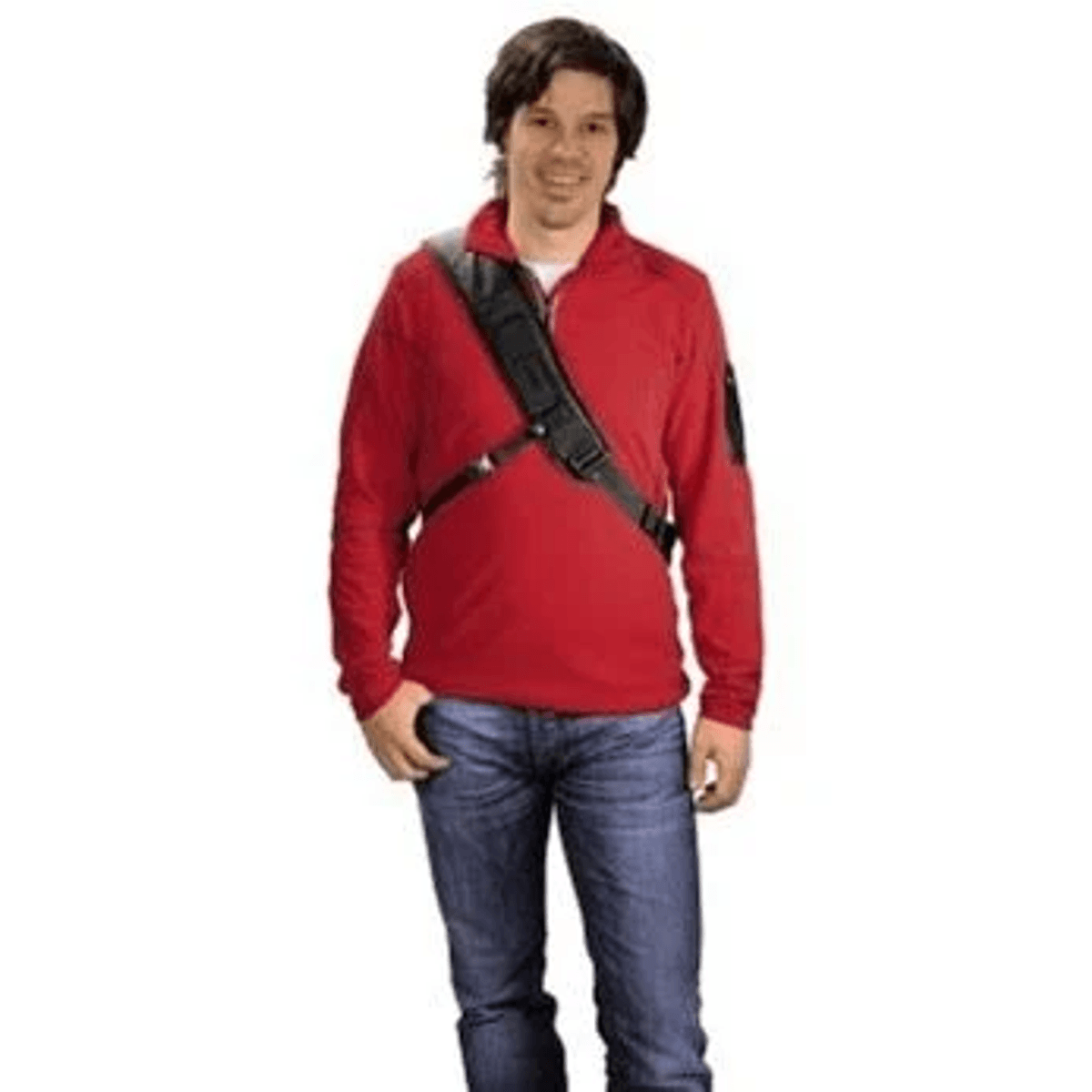 Mann in rotem Hemd und Jeans mit schwarzem Gurt über der Brust.