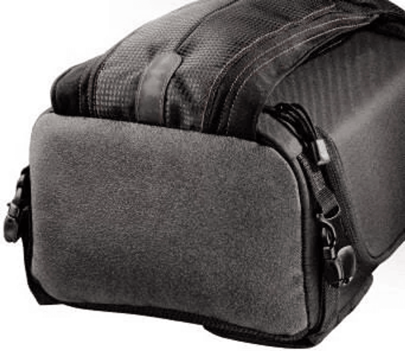 Ein schwarzer Rucksack mit grauem Stoff vorne, Detailansicht.
