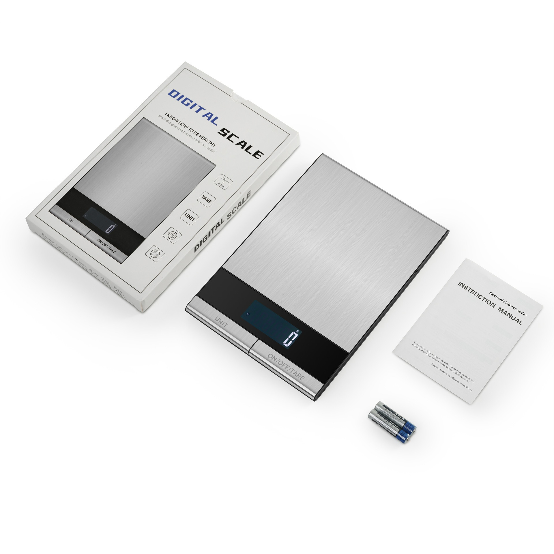 Eine silberne Digitalwaage, ihre Verpackung, Anleitung und Batterien auf weißem Grund.