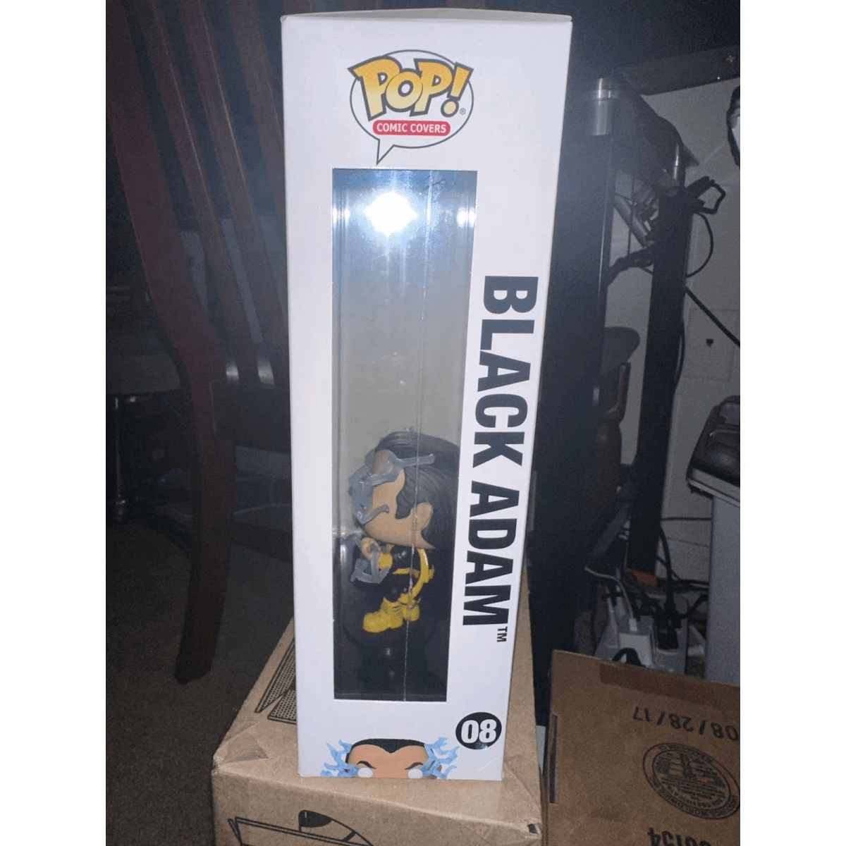 Funko Pop Black Adam Figur in Box, mit schwarzem Haar und gelber Kleidung.
