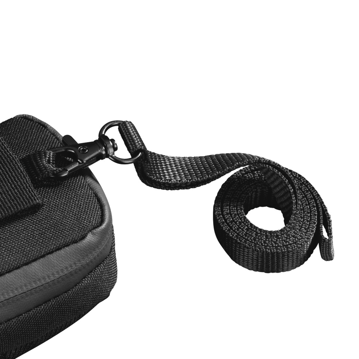 Schwarze Tasche mit Schnalle und aufgerolltem Gurt.